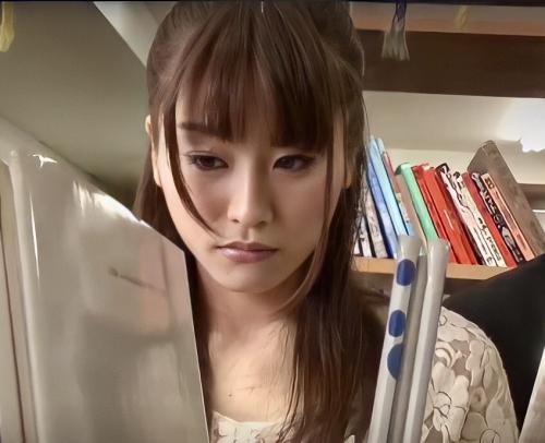 【図書館痴漢】パンツが見そうなほどのミニスカートを履いているきれいな若妻が図書館でこっそり襲われハメられる！