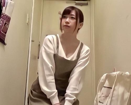 【人妻寝取られ】部屋の掃除に来てくれたきれいな人妻がエロすぎて我慢できずにチンポ挿入！！