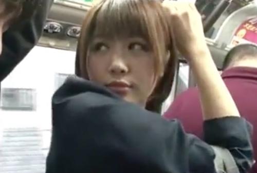 【痴女JK】バスの車内でチンポを自分の秘部に擦り付けてくる女子高生がエロすぎて我慢できない！！