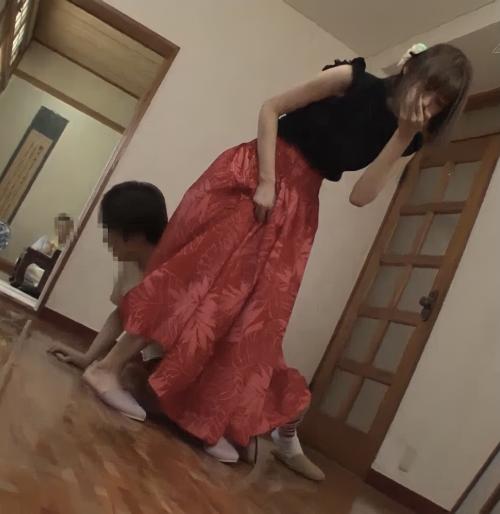 【人妻寝取られ】親戚の子供にスカートの中に入られて秘部を舐められてしまう！旦那が側にいるのにエロいことされまくる人妻！