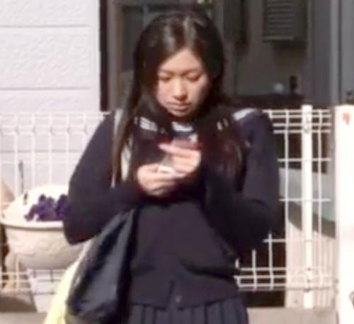 【JK痴漢】男どもが寄ってたかって女の子の身体を触りまくって性欲を満たす道具にしてしまう！