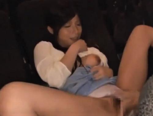 【映画館痴漢】女性の隣でチンポを露出したら興味津々で握ってきたのでそのまま犯し倒す！！