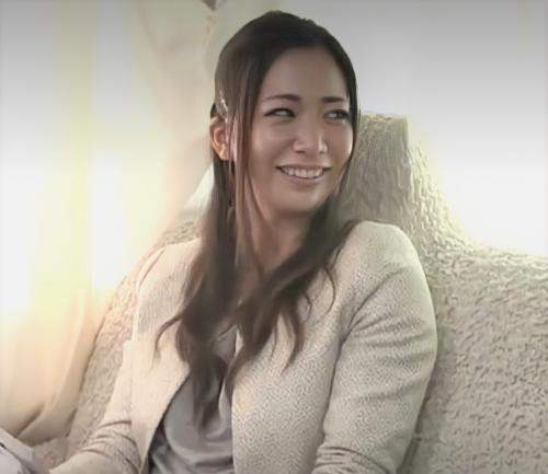 【人妻寝取り】まさかの目の前で他の女性にしゃぶられて喜ぶ夫にショックを受けた奥さんが負けじと他人棒によがりまくる！！