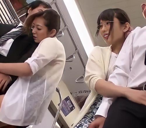 【複数痴女】電車内で美女２人が男をノーパンで誘惑して手玉にとってエロいことをしまくる！！