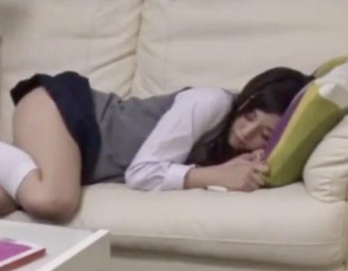 【近親相姦】帰ってきたらソファで妹が無防備な姿で寝ていたので興奮して襲っちゃいました！！