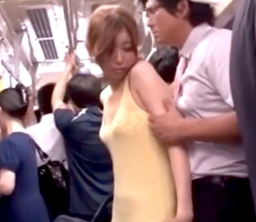 【痴漢】ベビーカーと一緒に乗ってきた人妻を痴漢！性欲に負けて子供をよそにSEXに興じてしまう！！