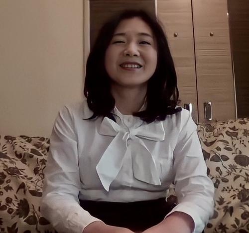 【熟女】貧乳だけれどまだまだ感度抜群の人妻熟女がチンポで突かれるたびに悦に浸っていく！！