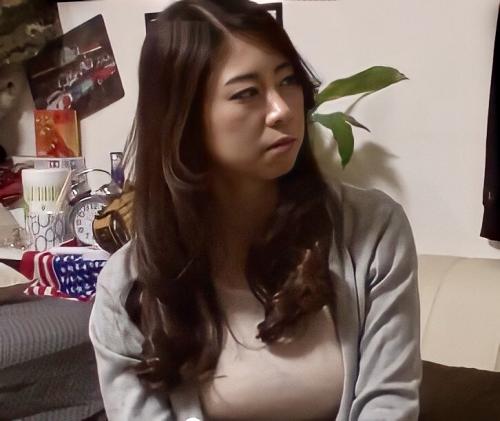 【人妻連れ込み】きれいな人妻と２人っきりの部屋で少しずつ近寄っていき身体に触ったらそのままSEXできた！