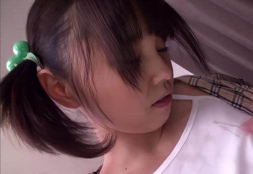 【ロリ】H大好きな美少女は控えめなおっぱいを揺らしながらチンポを咥え込んで感じまくる！！