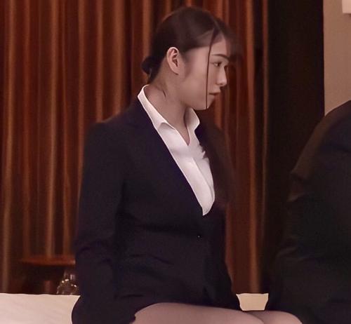【寝取り】出張先で相部屋になった係長を夜中に襲って寝とってしまう美人女性社員！！