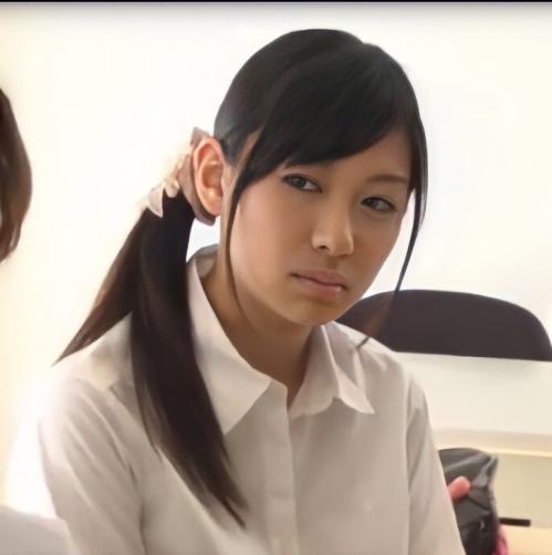 【JK】ちょっとアホそうな女の子が先生のチンポを手や胸を使って一生懸命しごいてご奉仕する！！