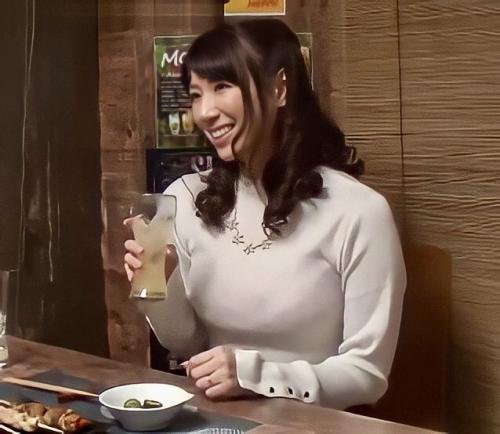 【人妻お持ち帰り】ほろ酔いのかわいい人妻を部屋に連れ込み服を脱がしてみたら意外と巨乳だった！！