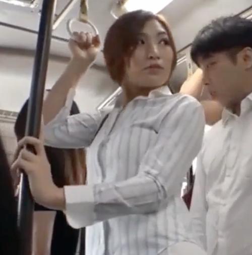 【淫乱女】若い男に興奮したエロい女たちがバスの中でチンポを取り出しいじり倒して気持ち良くなる！
