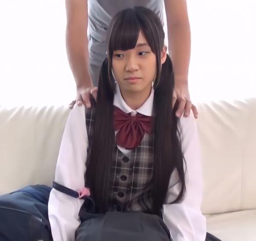 【宮内栞】貧乳のJKがおっさんに服を脱がされて身体を弄られて徐々に気持ちよくなりチンポもすんなり受け入れる！！