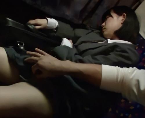 【痴漢】深夜バスで寝ている女子高生にこっそり触って起きてしまったので口を塞いでそのままレイプしてしまう！！