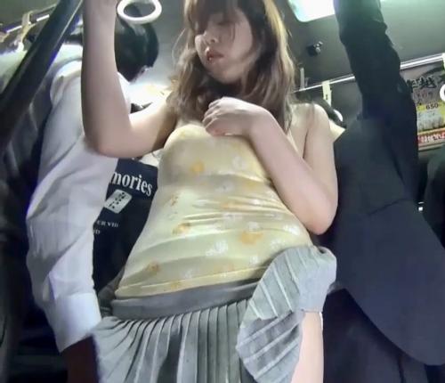 【痴漢】薄着でバスに乗ってきた女性が痴漢達に囲まれて好き放題に触られまくってハメられてしまう！！