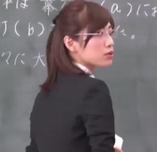 【女教師】先生の飲み物に薬を入れてお漏らしさせてトイレに入ったところで男２人でエロいことしまくる！！