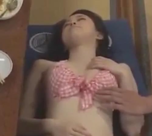 【痴漢】水着のまま寝てしまった女の子にチンポを擦り付けて無理矢理咥えさせて起きたら即ハメ！！