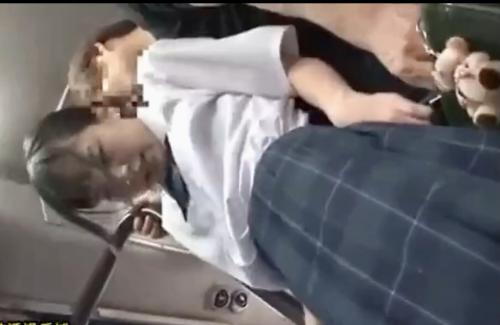 【痴漢】真面目そうな女子高生がバスの中で尻を撫で回されてスカートの中に手を入れられて秘部を触られてしまう！