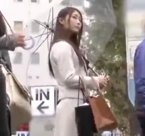 【痴女】満員のバスの中で発情した美人OLが近くの男を捕まえて無理矢理チンポを出して性欲を満たしてしまう！