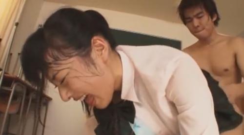 【由愛可奈】教室で男子生徒を誘惑する女子高生