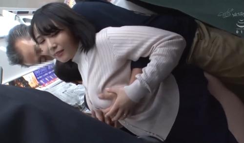 夫の隣で痴漢に逝かされる人妻たち