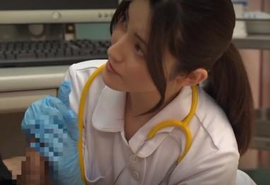 【ナース手コキ動画】「おちんちん元気になってきましたねぇ❤」そんなこと言いそうにないナースが患者のチンポを手コキ・フェラ