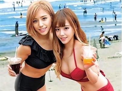【ギャル中出しエロ動画】湘南の海で可愛い水着ギャル2人をナンパしデカチン童貞にオイル素股を依頼。当然の如く中出し挿入w