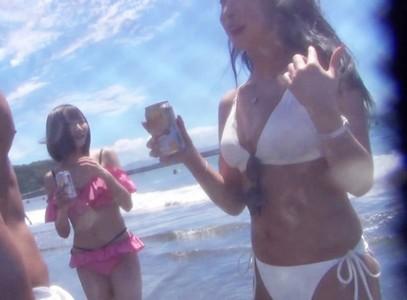 【素人ナンパエロ動画】「もっと..もっとちょうだい!!」海でナンパしたビキニギャル2人組のエロ巨乳の方とホテルでエッチ