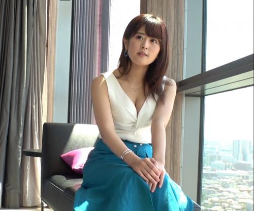 【人妻動画】この美人人妻は花柄の可愛いパンティとブラを付けたまま他人棒を刺されます