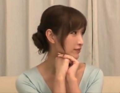 【熟女エロ動画】「こんな私でも興奮してくれる？❤」綺麗な人妻がやらしい水着に着替え中、覗いた男と濃厚エッチ