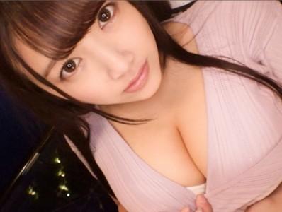 【巨乳ギャルエロ動画】＜姫咲はな＞「ねぇエッチなことしよっ❤」ムチムチボディの巨乳ギャルが可愛い水着着衣で勃起チンポ挿入