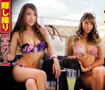 【ギャルエロ動画盗撮】「やだぁ❤エッチぃ～❤」巨乳水着ギャル2人を海の家でナンパし乱交4Pを隠し撮り