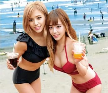 【ギャルエロ動画】「すっごぃおっきぃじゃぁん♡」黒水着の可愛いパイパンギャルが騎乗位で童貞のチンポを奪う