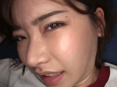 【ギャルJKエロ動画】＜深田えいみ＞憧れのギャルJKに睨まれながら勃起チンポを挿入！フィニッシュは睨み顔に大量射精！