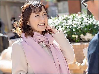 【熟女エロ動画】「こ、こうですかぁ...？」街のセレブ奥様をナンパすると何でも言いなりになるドMさんだった