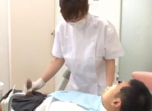 【巨乳エロ動画】歯医者で爆乳女性歯科医師が患者のチンポを手袋で手コキからその場でSEX