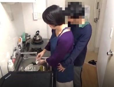 【熟女盗撮エロ動画】「硬いの当ってますか？」家事代行サービスで来た巨乳熟女に勃起チンポ擦り付けエッチする様子を盗撮！
