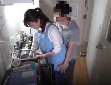 【熟女盗撮エロ動画】家事代行サービスで部屋に来た巨乳熟女をそそのかし我慢限界の若いビンビンチンポ挿入を盗撮