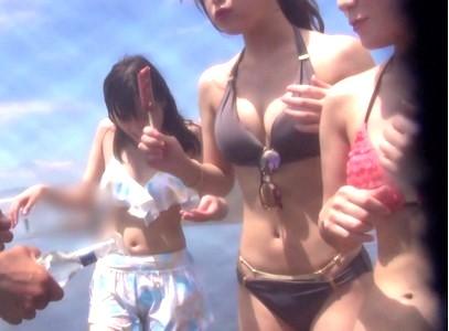 【素人ナンパエロ動画】エロいビキニのJD3人組をナンパし左側の可愛い女の子に酒を飲ませホテルでブラ着衣エッチ