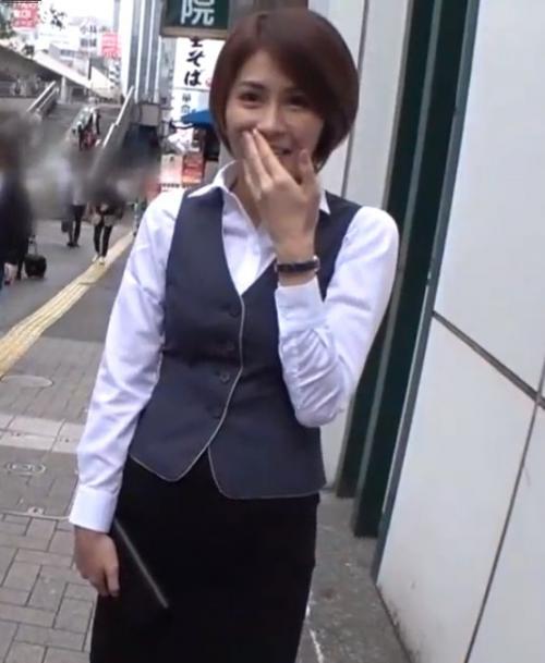 【OLエロ動画】このOLがスケスケの黒パンティを履いたままホテルでチンポ挿入されます。喘ぎ声可愛い！