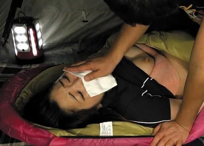 【レイプ動画】「いやぁぁぁーーーッ！」ソロキャン中の女の子の寝込みをクロロホルムで気絶させ無理矢理襲う