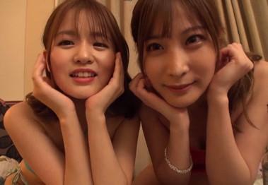 【水着エロ動画】「やだぁ...もうこんなにおっきくぅなってるぅ...」プールでナンパした美少女2人組と水着着衣プレイ