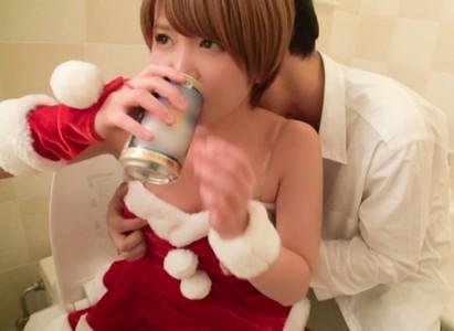 【素人コスプレエロ動画】「酔ってきちゃった♥」ショートカットの可愛い巨乳ギャルがサンタコスでバスルームとベットでエッチ