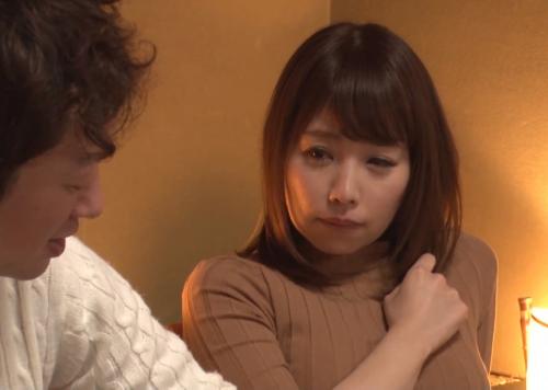 多人数での飲み会で隣に座った人妻を皆にバレないようお触りしていき最後はSEX！巨乳で綺麗な奥様です。