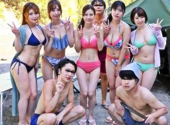 【熟女エロ動画】綺麗な熟女が男欲しさにキャンプに参加し念願の若いチンポをGET！ピンクの水着の女性がパコパコします。