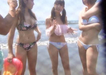 【巨乳素人エロ動画】「時間あるからイイよ♥」海で見つけた巨乳3人組の1人が感度抜群のギャル！興奮し勃起チンポでガン突き！