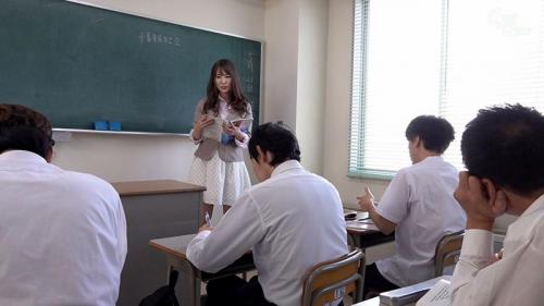 ストレスが溜まると授業中に教室の後ろで誰にも気付かれないようオナニーをして発散していた！しかし露出の快感は更なる刺激を求めてどんどんと過激になっていた！
