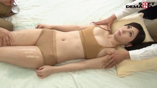 ミラー越しに彼氏がいるのに生チ○ポをクリに擦りつけられ、我慢できずに人生初の中出しSEXを受け入れちゃう！！