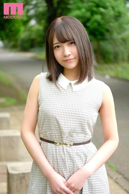 おっぱいもマンコも晒け出し、人前でSEXする―元アイドルがAV女優になるまでの30日間に完全密着！